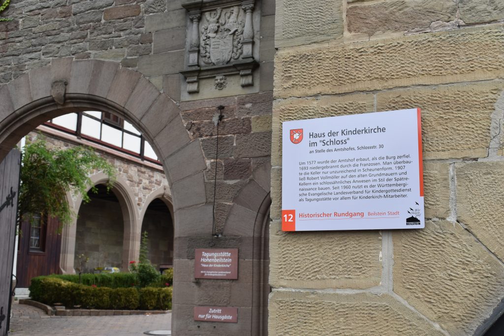 Toreingang Klimaschloss Beilstein mit Schild "Haus der Kinderkirche" als Ort für die Bezirkswochenenden