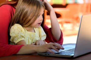 mädchen mit mutter am laptop