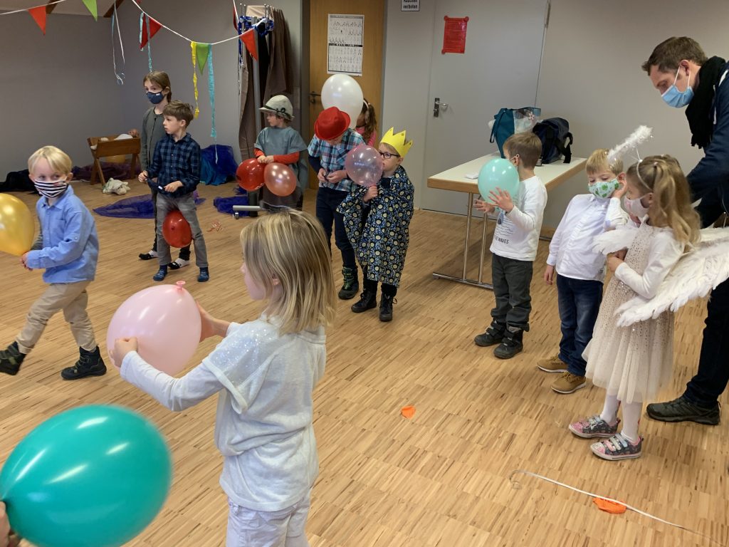 Gruppe Kindern verkleidet Krippenspiel