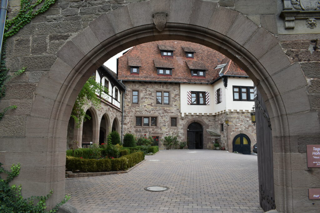 Torbogen am Eingang zum Schlosshof zum Klimaschloss Beilstein Haus der Kinderkirche als Ort für Bezirks-Wochenenden