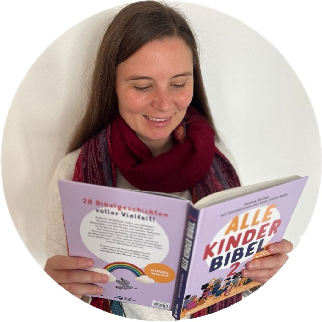 Magdalena Mannsperger liest in dem Buch "Alle Kinder Bibel" 2
