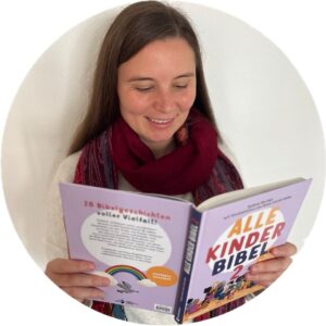 Magdalena Mannsperger liest in dem Buch "Alle Kinder Bibel" 2